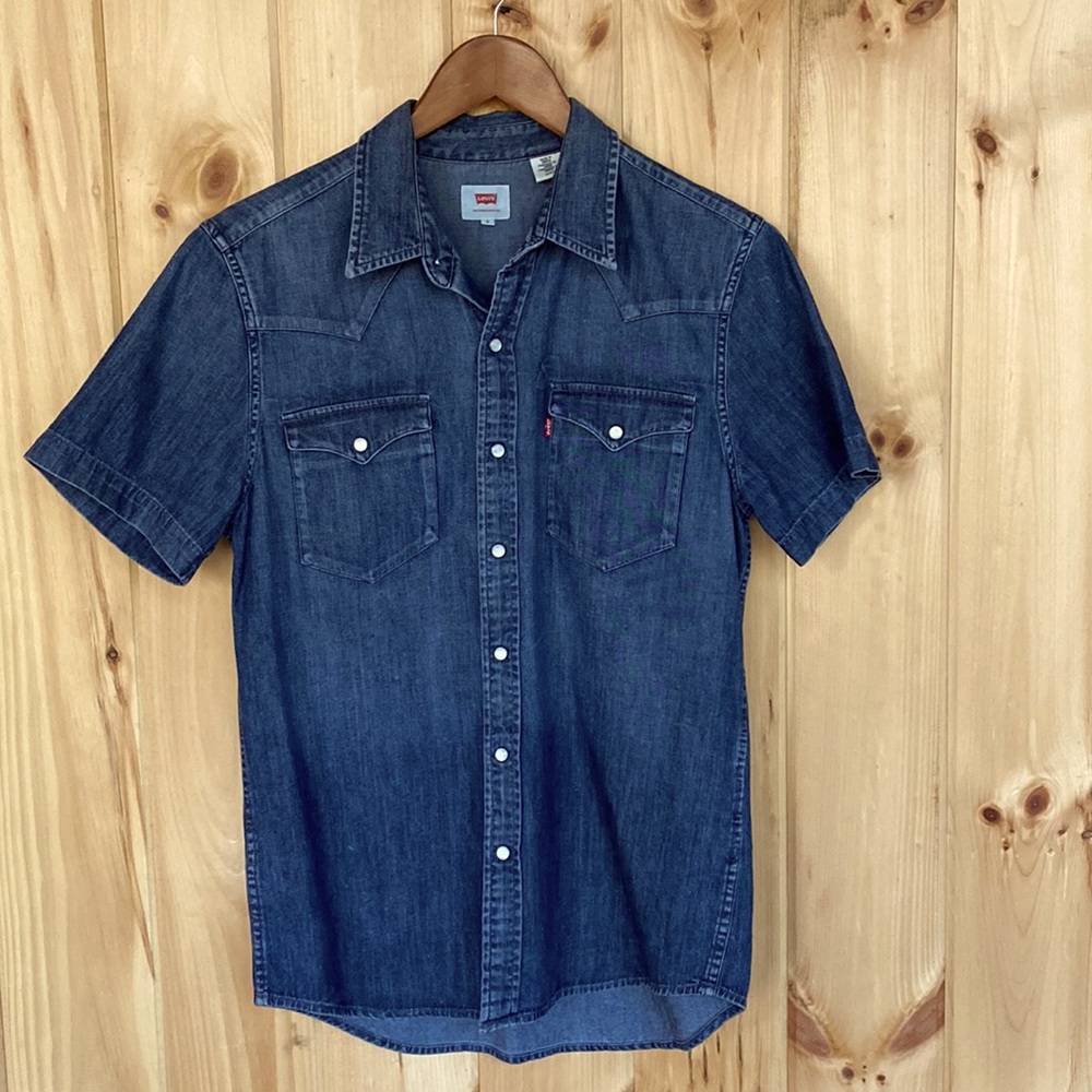 Levis short sleeve denim shirt. S